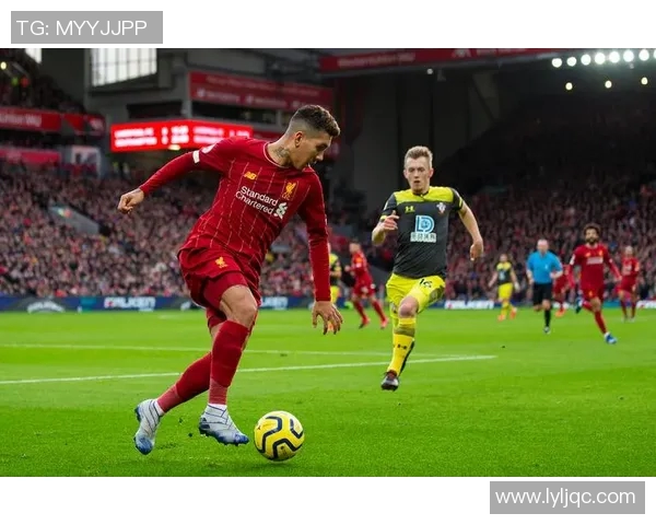 足球场上的风云人物鸡冠头黑人展现非凡技巧与激情的完美结合 足球场上的风云人物鸡冠头黑人展现非凡技巧与激情的完美结合